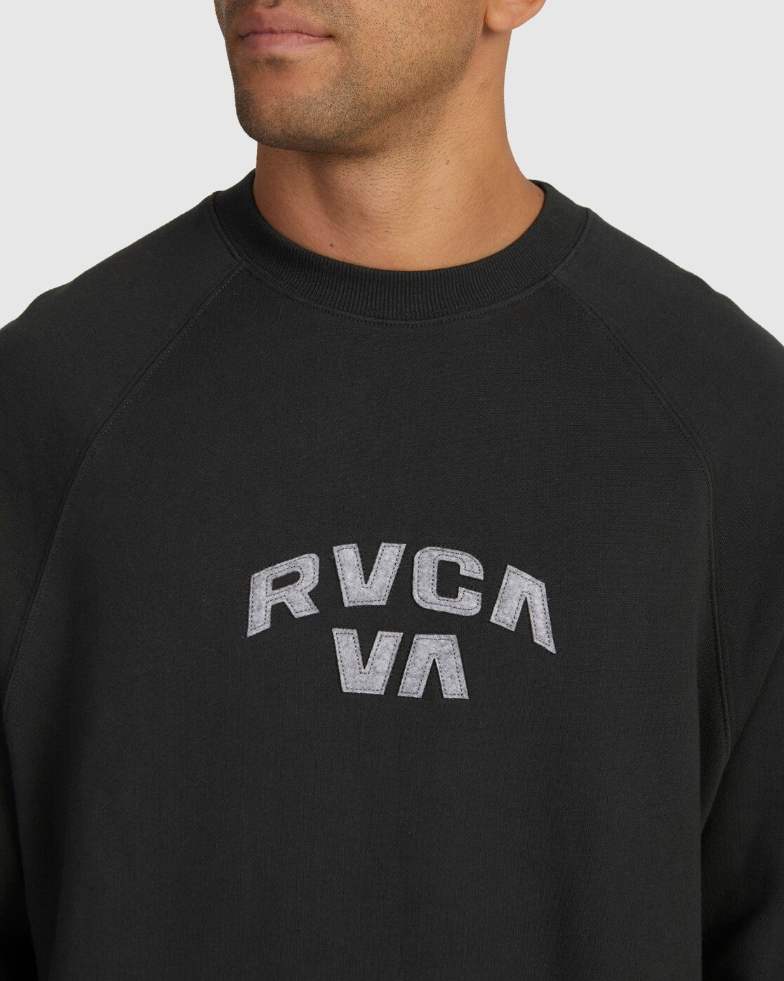 RVCA Strange Times Raglan Crew PIRATE BLACK